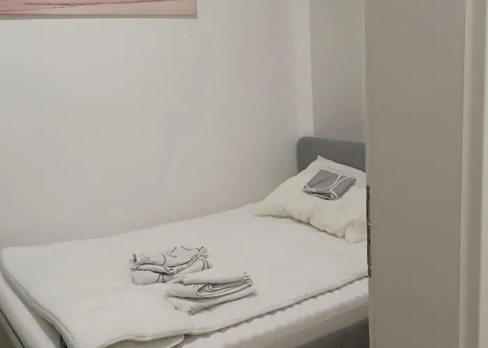 Apartment Gutbau Com, Whole 4u, Self-check-in, Top-location, Underground & Shops Under Window, 3-5min Walking To Swimming & Footbal Stadion, Wake-up In Sunshine