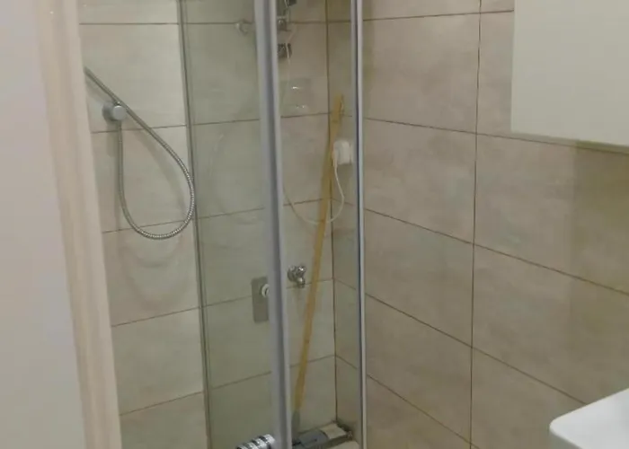 Gutbau Com, Whole 4u, Self-check-in, Top-location, Underground & Shops Under Window, 3-5min Walking To Swimming & Footbal Stadion, Wake-up In Sunshine *