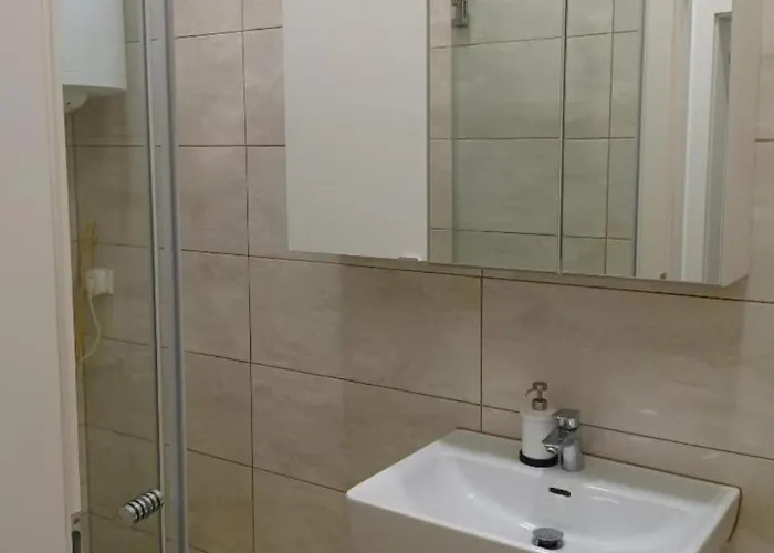 Gutbau Com, Whole 4u, Self-check-in, Top-location, Underground & Shops Under Window, 3-5min Walking To Swimming & Footbal Stadion, Wake-up In Sunshine